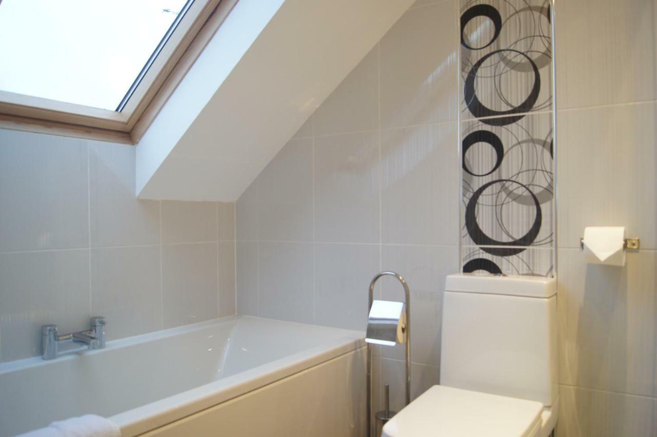 Modern, Cosy Apartment In Bearsden With Private Parking Glasgow Exterior foto