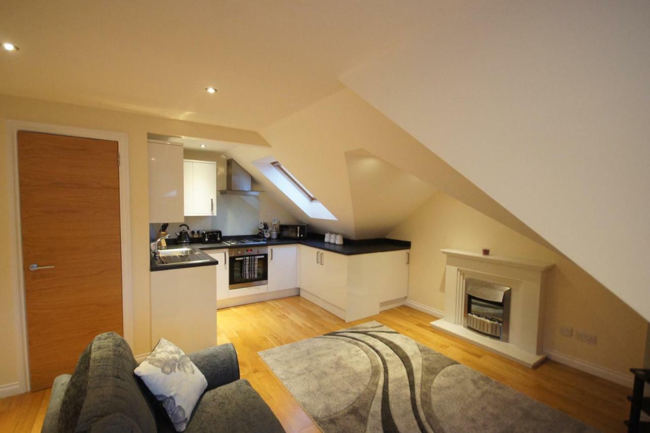 Modern, Cosy Apartment In Bearsden With Private Parking Glasgow Exterior foto